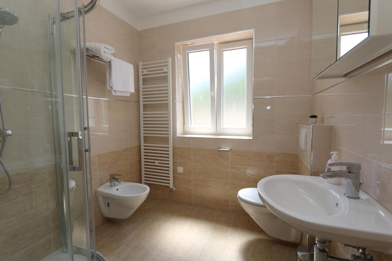 Apartments Sucic Iva I Tea Соліне Екстер'єр фото